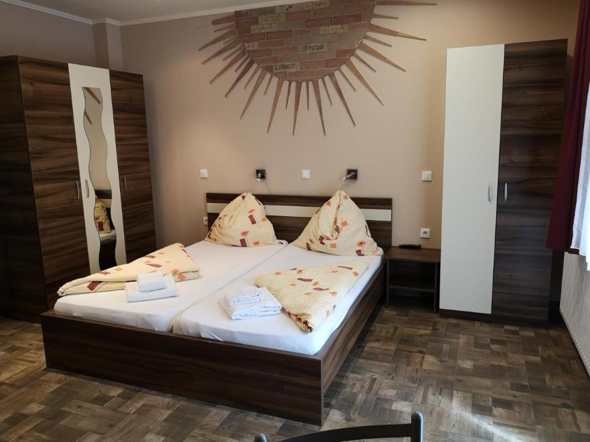 Bed and breakfast Borostyan Panzio Balatonfuered Extérieur photo