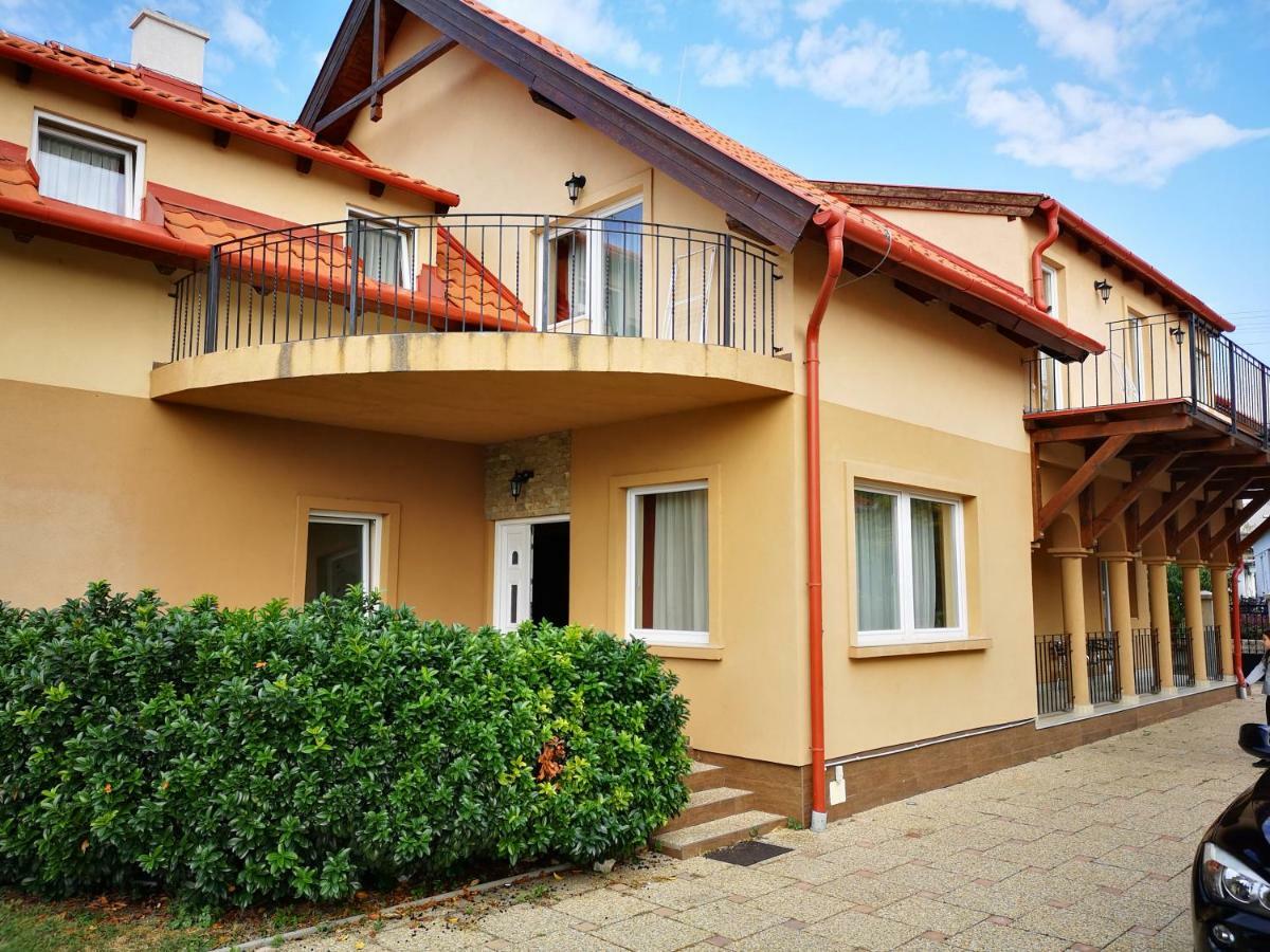 Bed and breakfast Borostyan Panzio Balatonfuered Extérieur photo